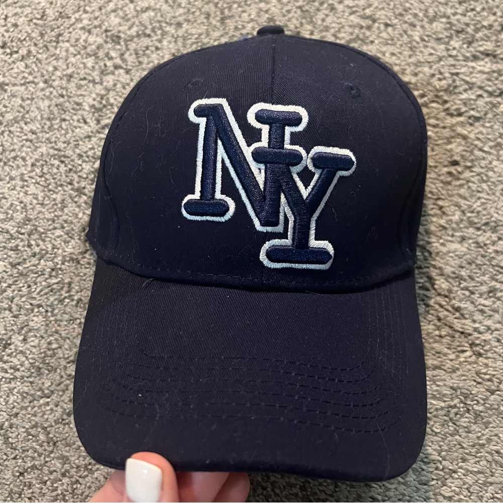 Youth New York hat.  Never worn. No tags , but new.